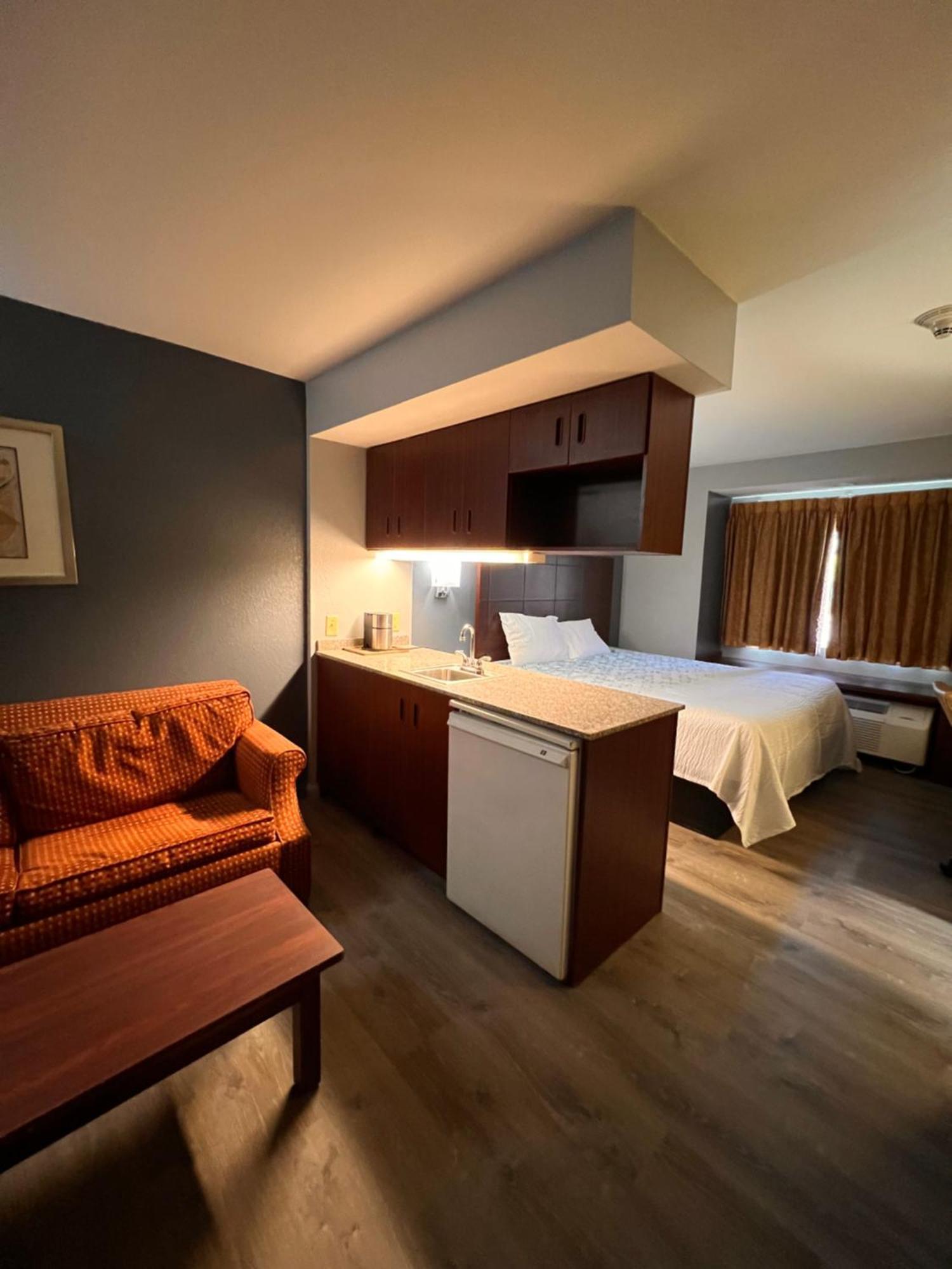 Blisspoint Inn & Suites, Northwood Buitenkant foto
